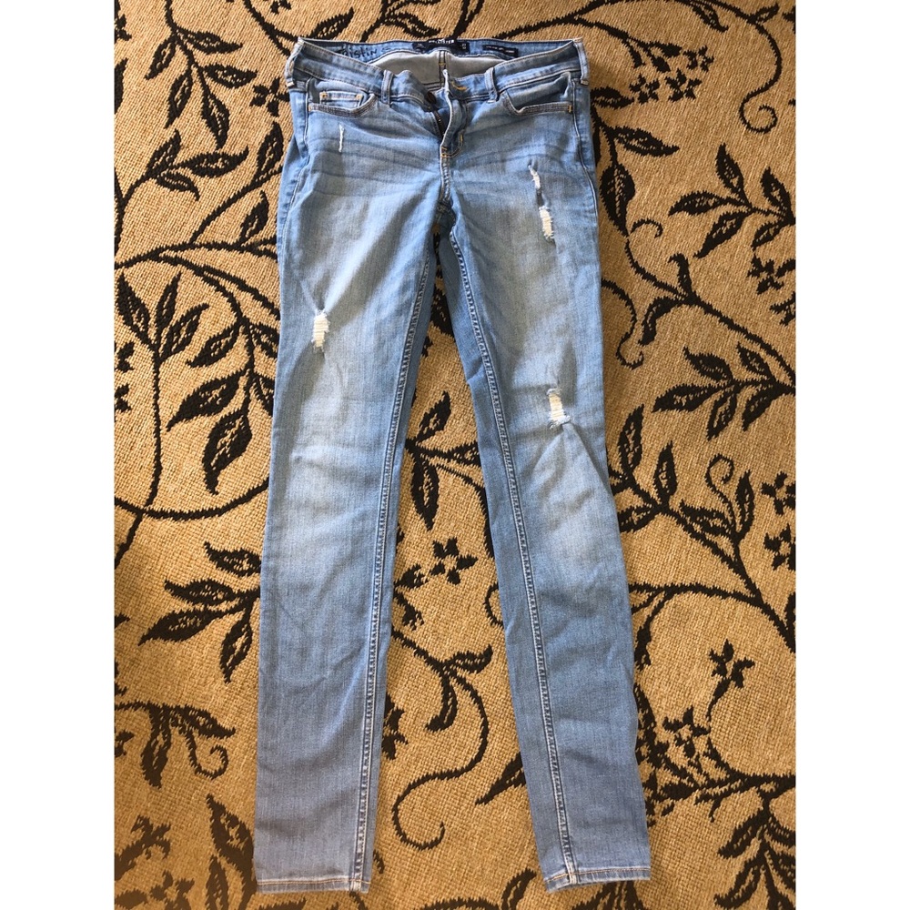 Light wash ripped low rise hollister skinny jeans